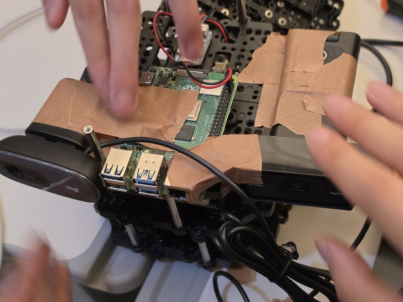 C270과 C920 웹캠을 프레임 개조로 결합한 마운트와 Raspberry Pi